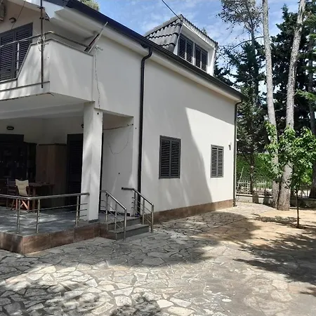 Villa Vila Demneri Golem (Tirana)